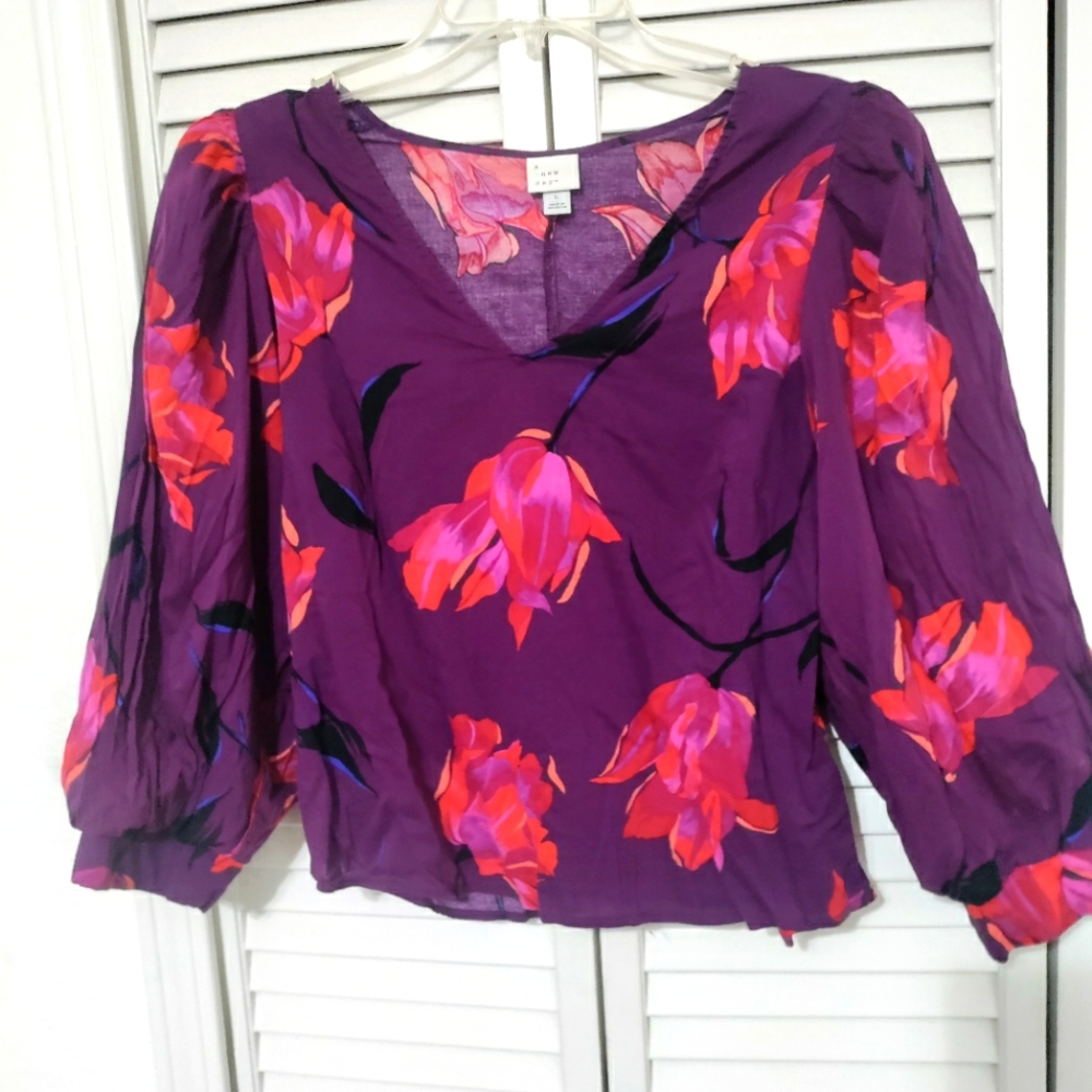 Cute cropped floral long sleeve blouse